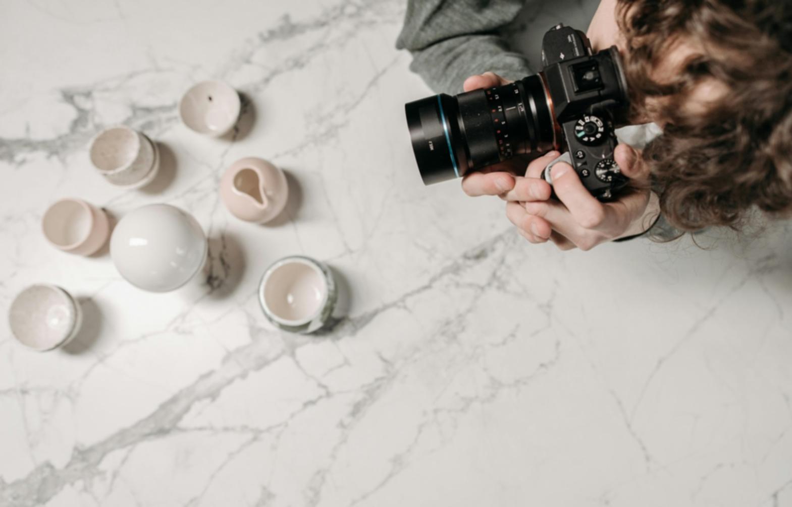 Session de formation en cours avec participant travaillant sur une retouche photo détaillée